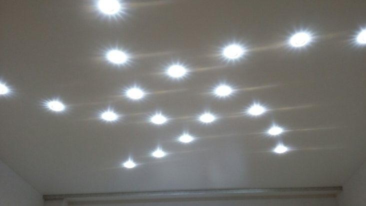 светильники в натяжном потолке