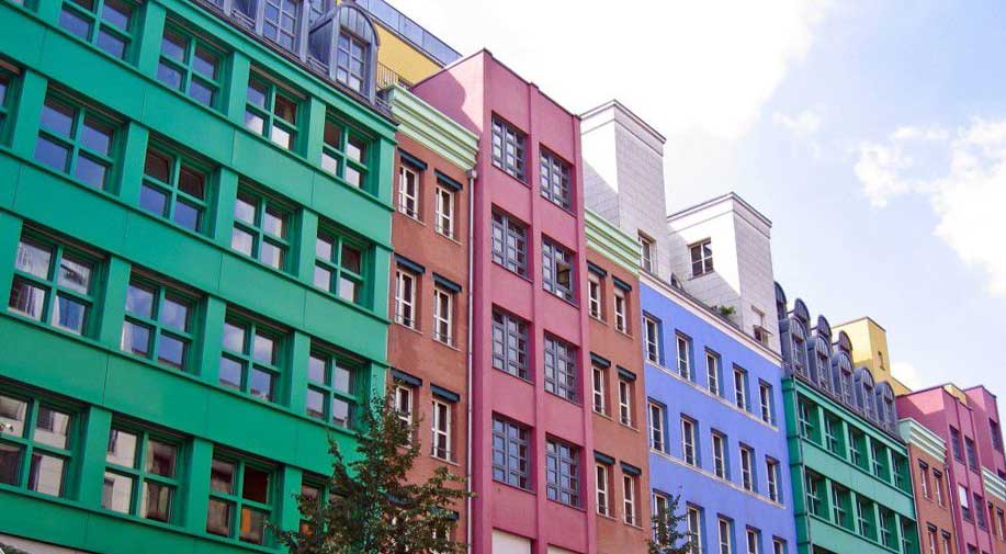 разноцветно окрашенный фасад здания