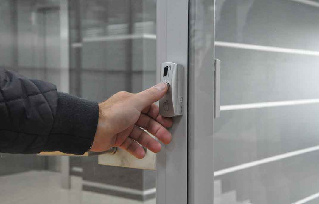считывание отпечатка пальца на двери