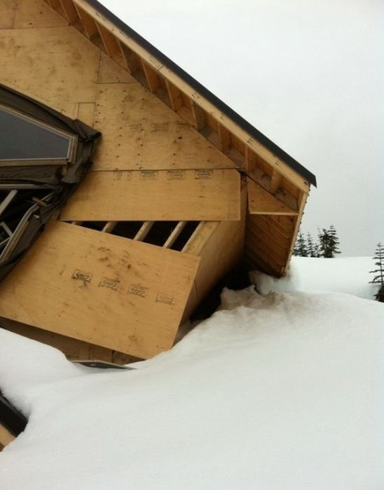 Разрушение щитового дома от снега