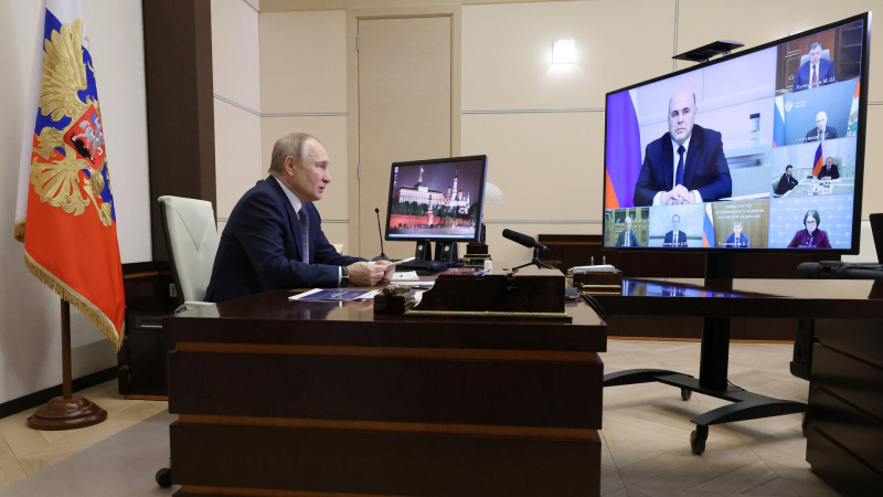 Путин: важно реализовать намеченное по строительству и реконструкции дорог