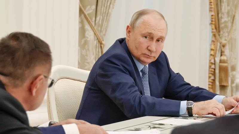 Путин обещал обеспечить работой строителей, занятых на "Восточном полигоне"