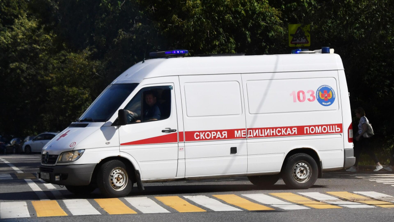 Козырек подъезда дома рухнул в центре Москвы, пострадали двое рабочих