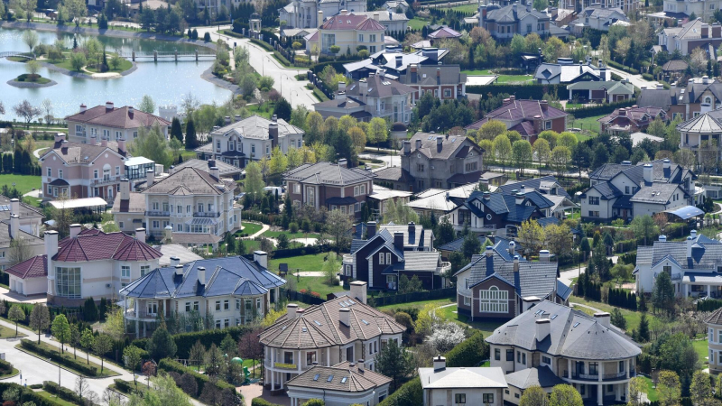 Хуснуллин ожидает ввода 53-54 млн "квадратов" частных домов в 2023 году