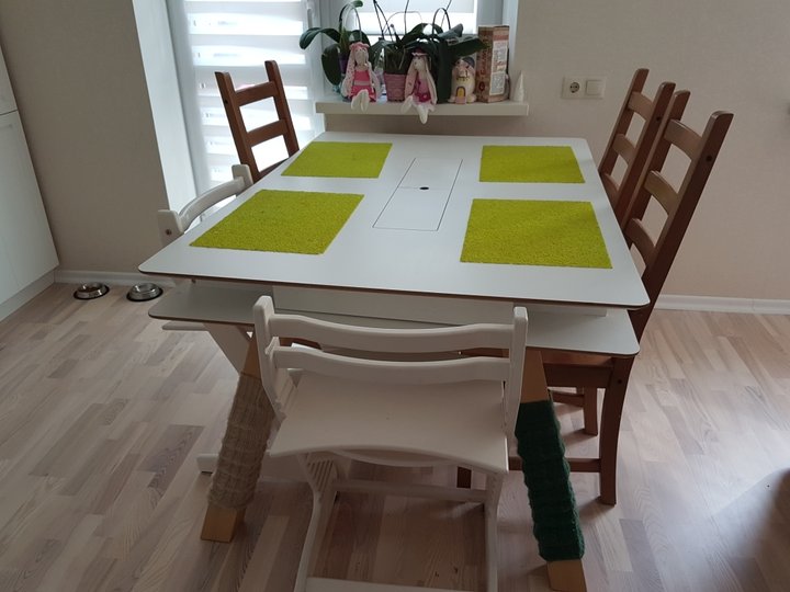 Кухня: стол в носочках и зеленые детали