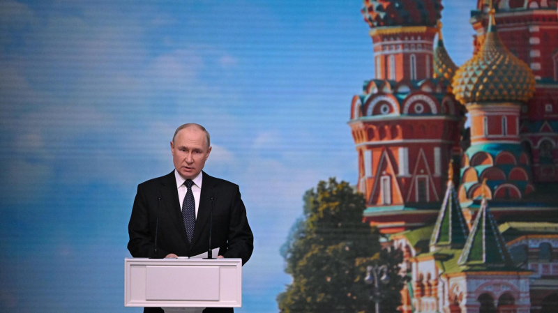 Путин о реновации: Москва задает стандарты, полезные для всей страны
